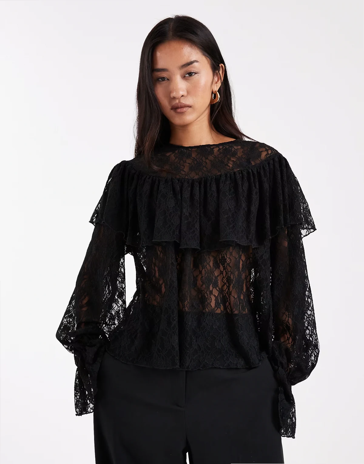 – Bluse aus durchscheinender Spitze in Schwarz mit Volantärmeln