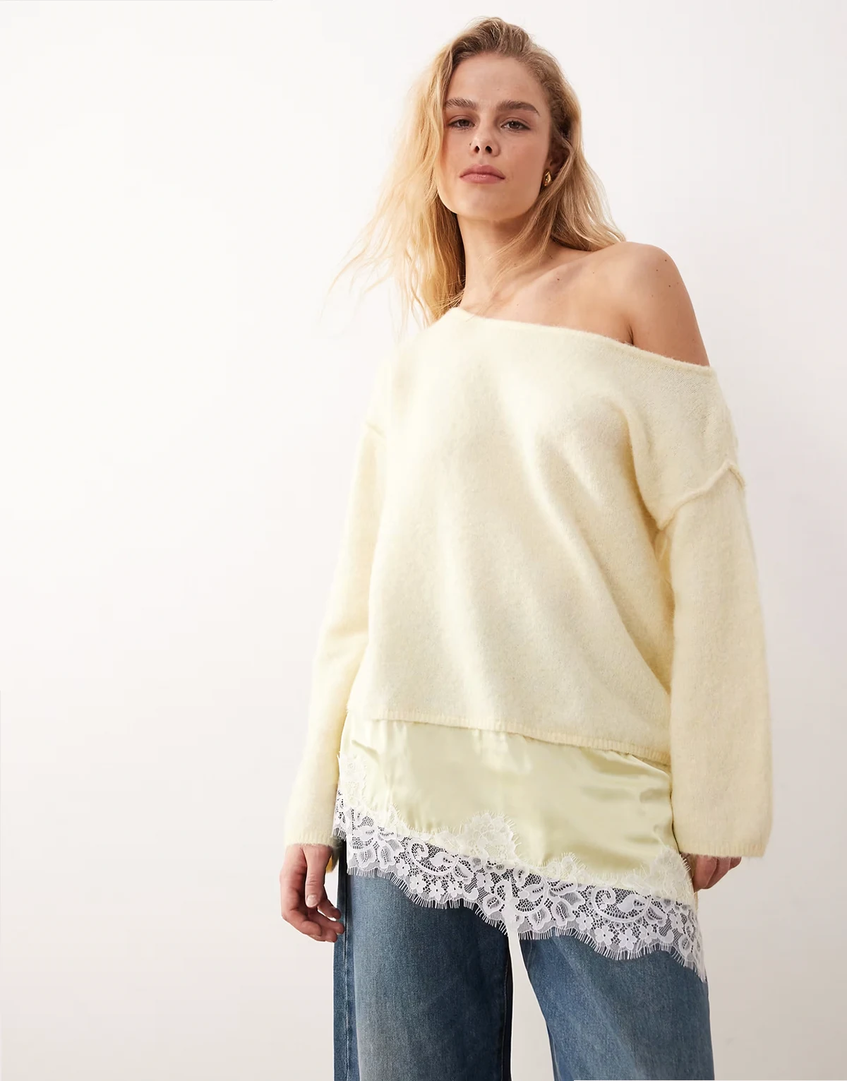 – Flauschiger, asymmetrischer Pullover in Gelb mit kontrastierendem Spitzensaum aus Satin
