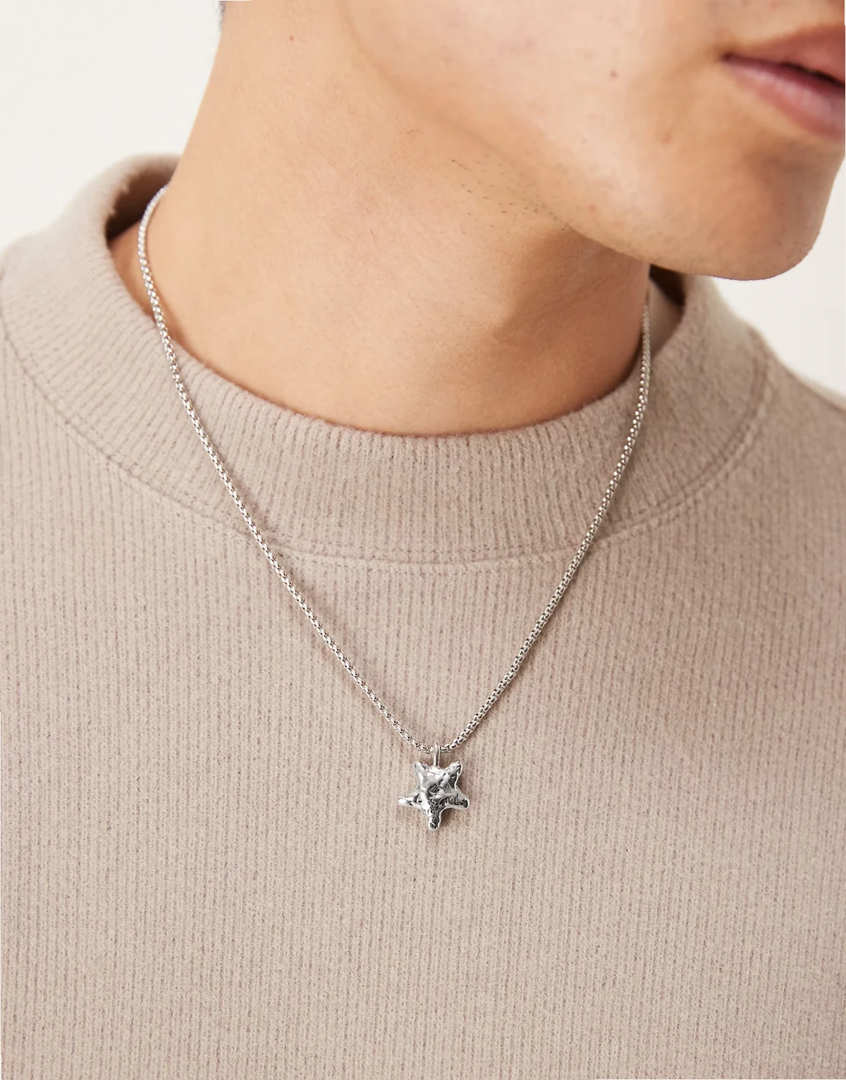 hammered puff star pendant necklace in silver tone