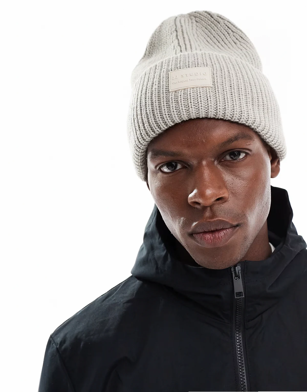 – Kremowa czapka beanie z logo