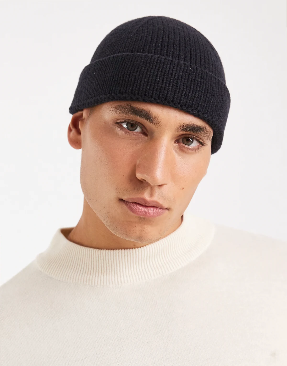 – Kurze gerippte Strickmütze in Marineblau