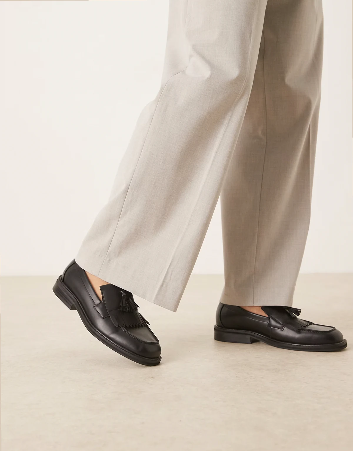 – Loafer in Schwarz mit eckiger Zehenpartie und Fransen-Detail