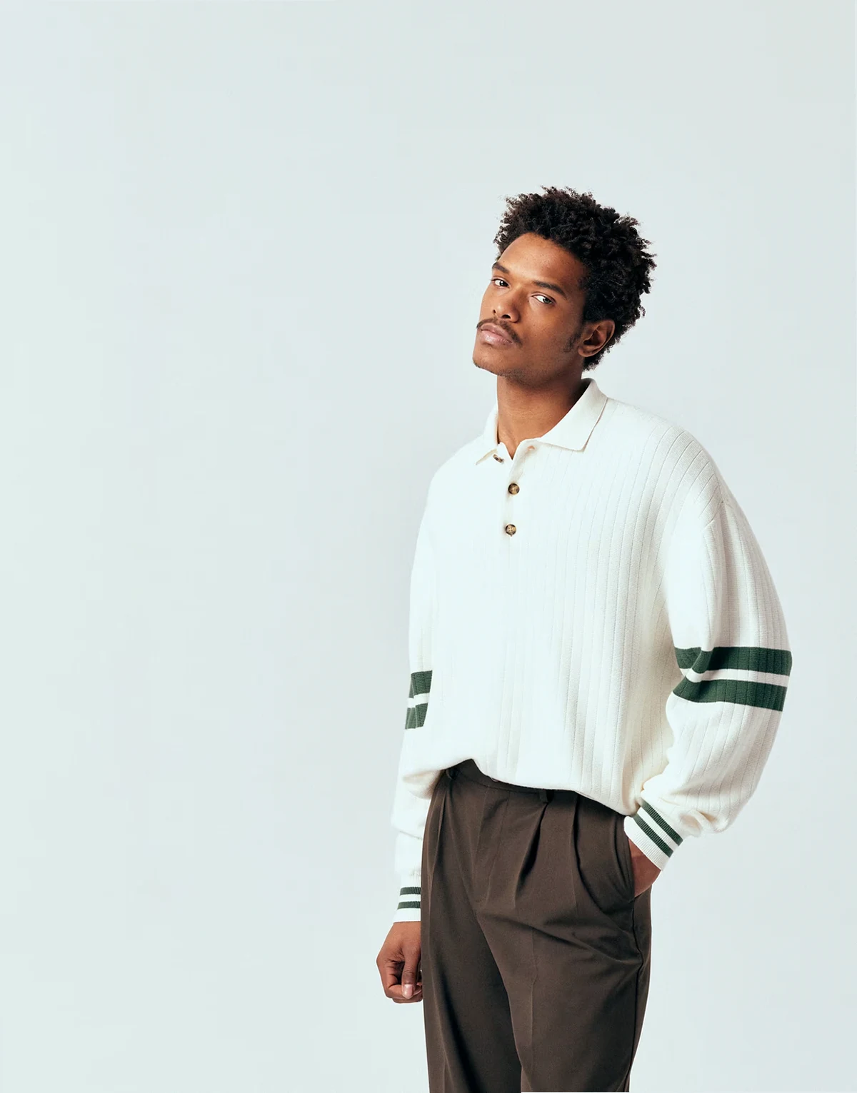 – Langärmliges Strick-Polohemd im Stil der 90er in Creme