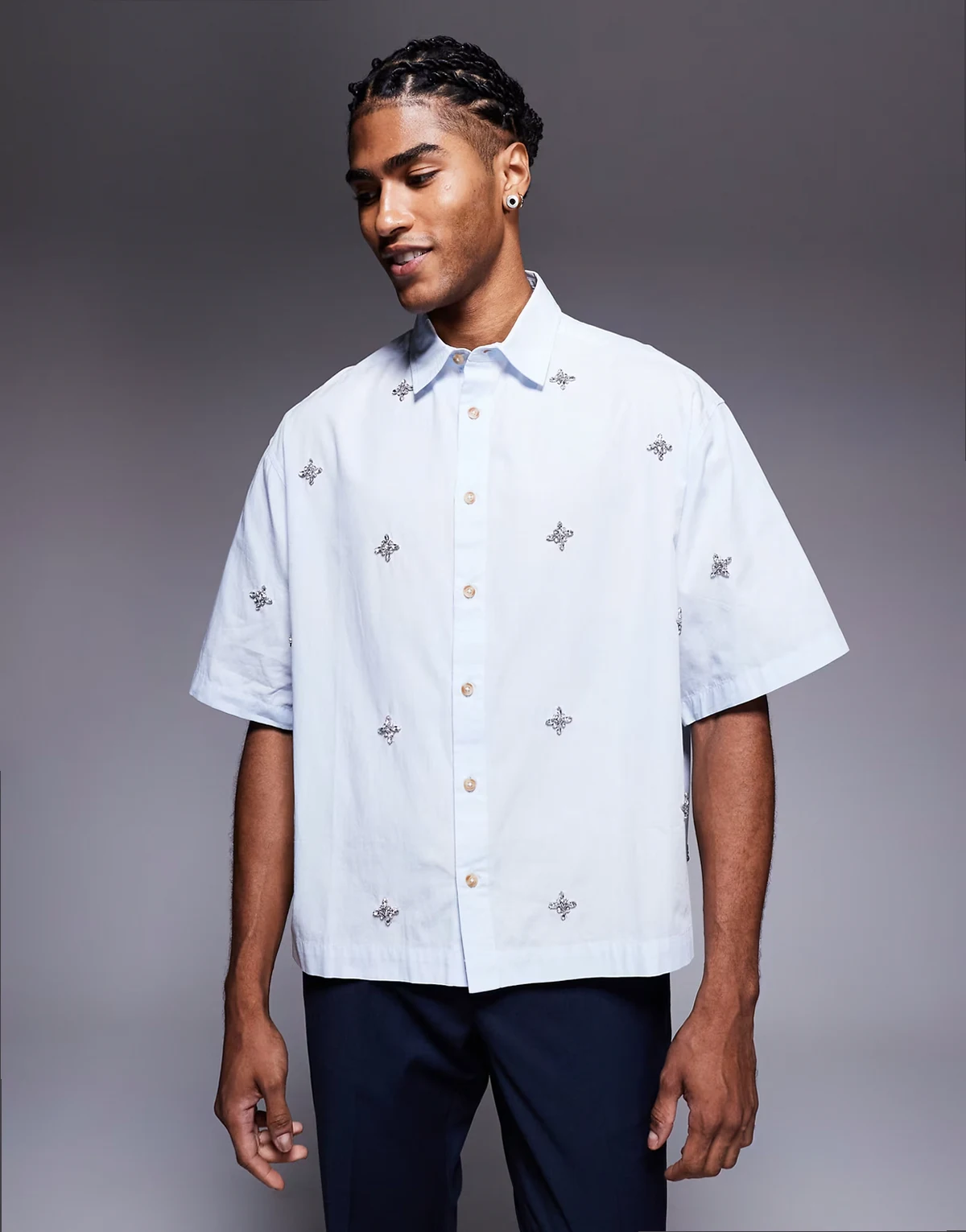 – Kastiges Oversize-Hemd in Blau mit Verzierung