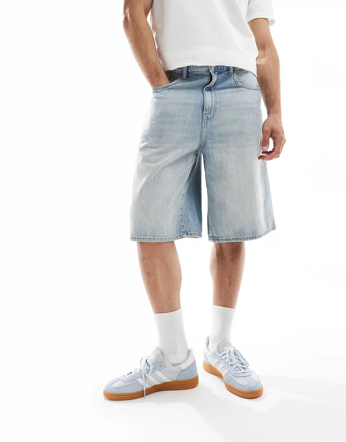 – Jasnoniebieskie szorty jeansowe baggy