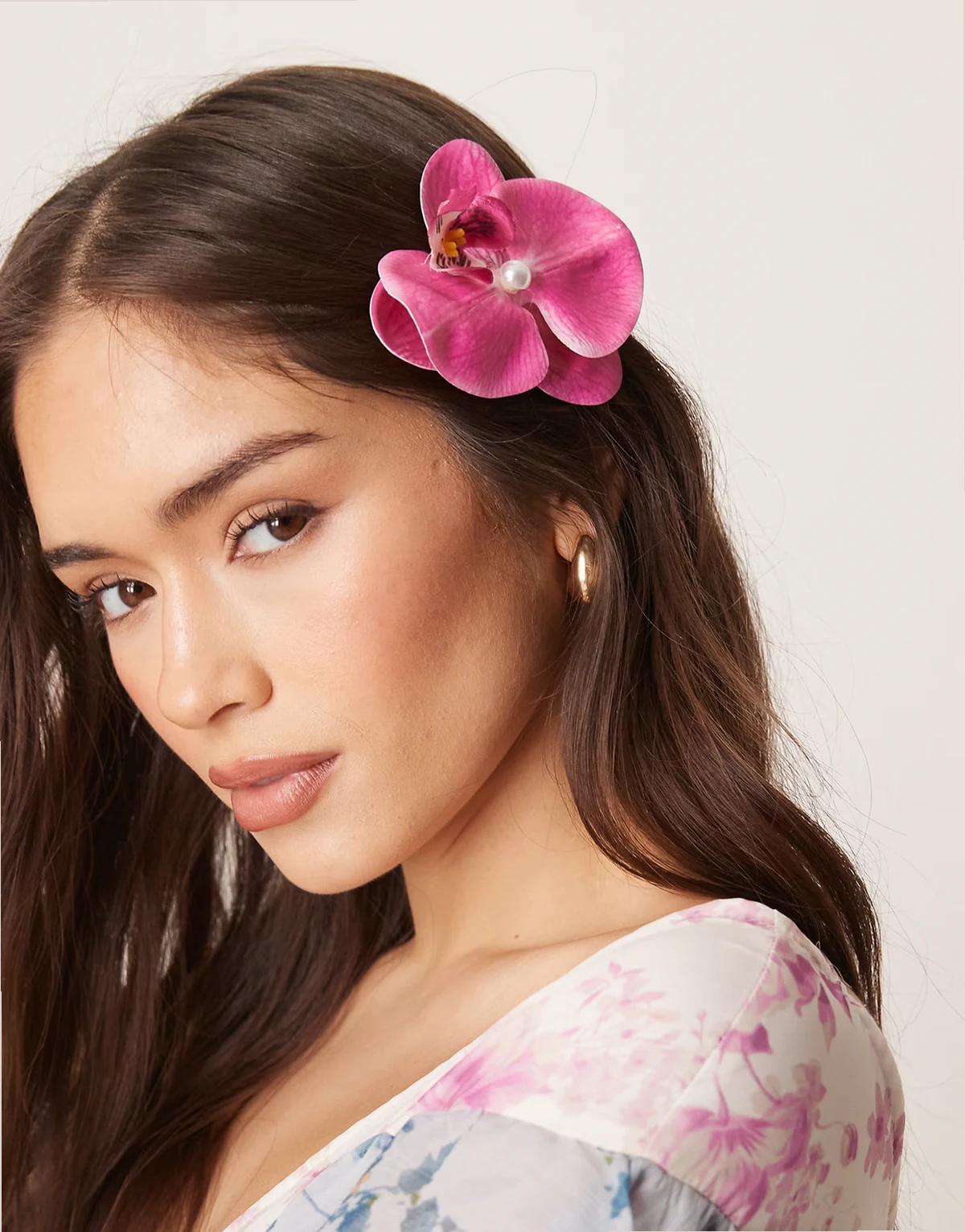 – Haarspange mit exotischer Stoffblume in Lila