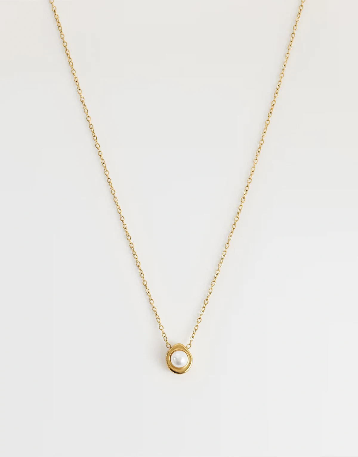molten circle faux pearl pendant necklace in 18kt gold plated stainless steel