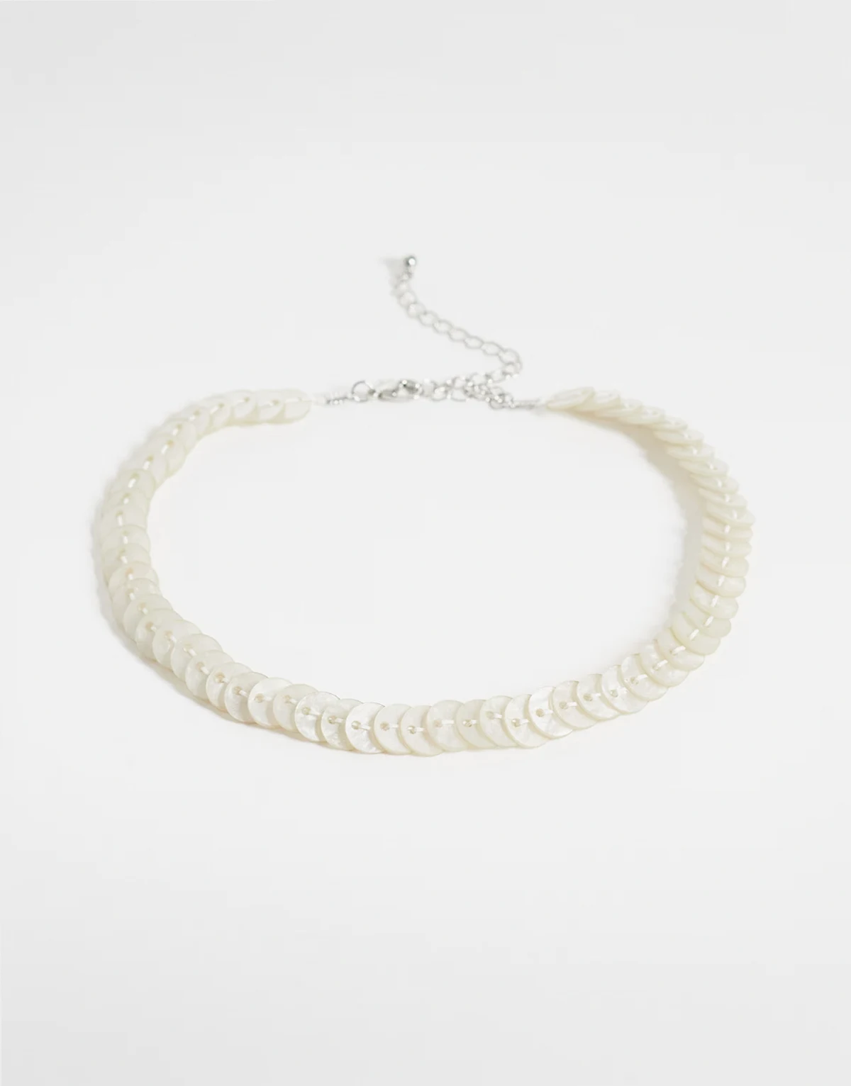 – Naszyjnik typu choker w kolorze srebra z elementami z imitacji masy perłowej