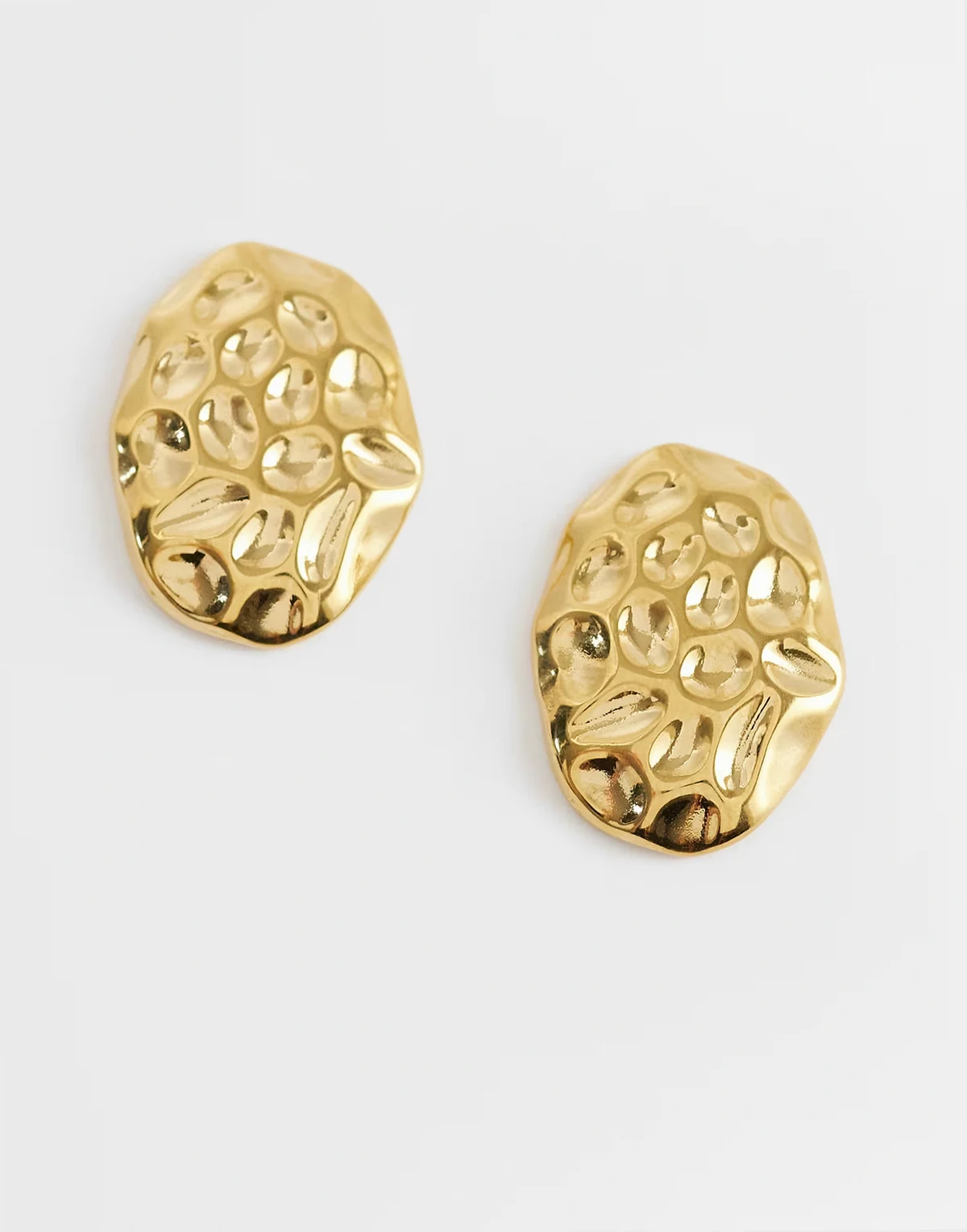 hammered oval earrings in 18kt gold plated stainless steel