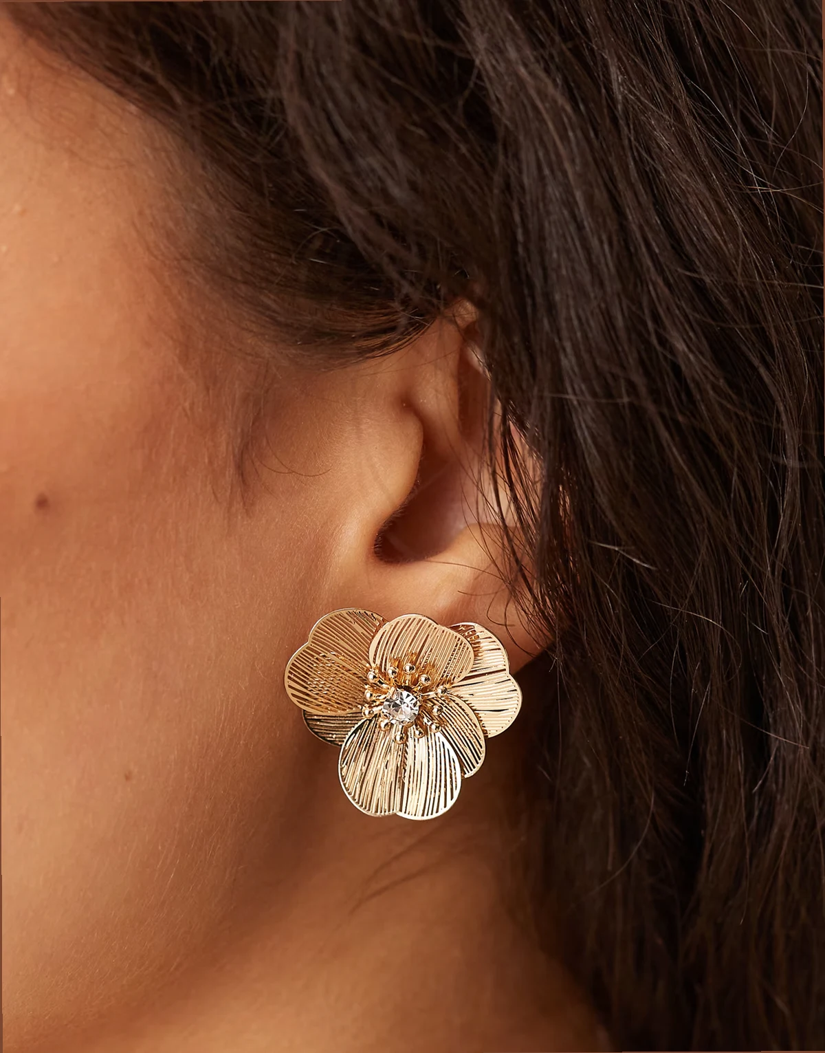 – Kleine Ohrstecker in Goldoptik mit kleinem Drahtblumen-Design