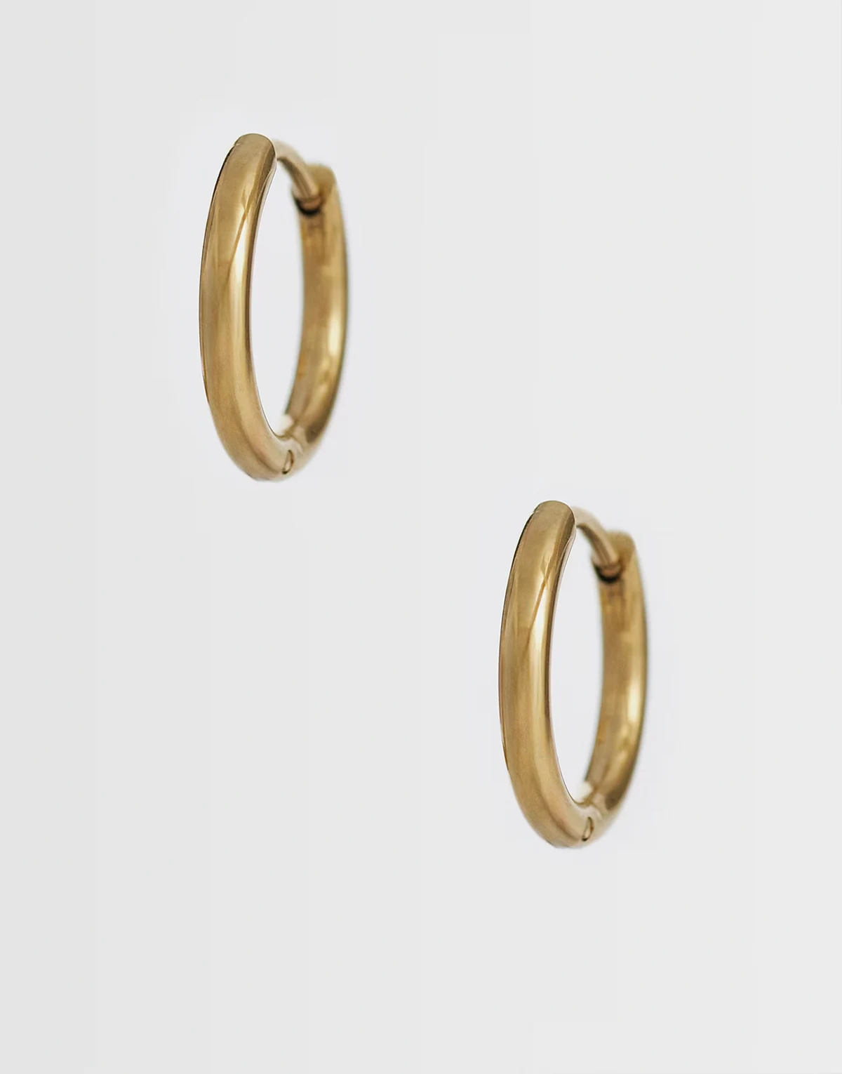 10mm huggie hoop earrings in 18kt gold plated stainless steel