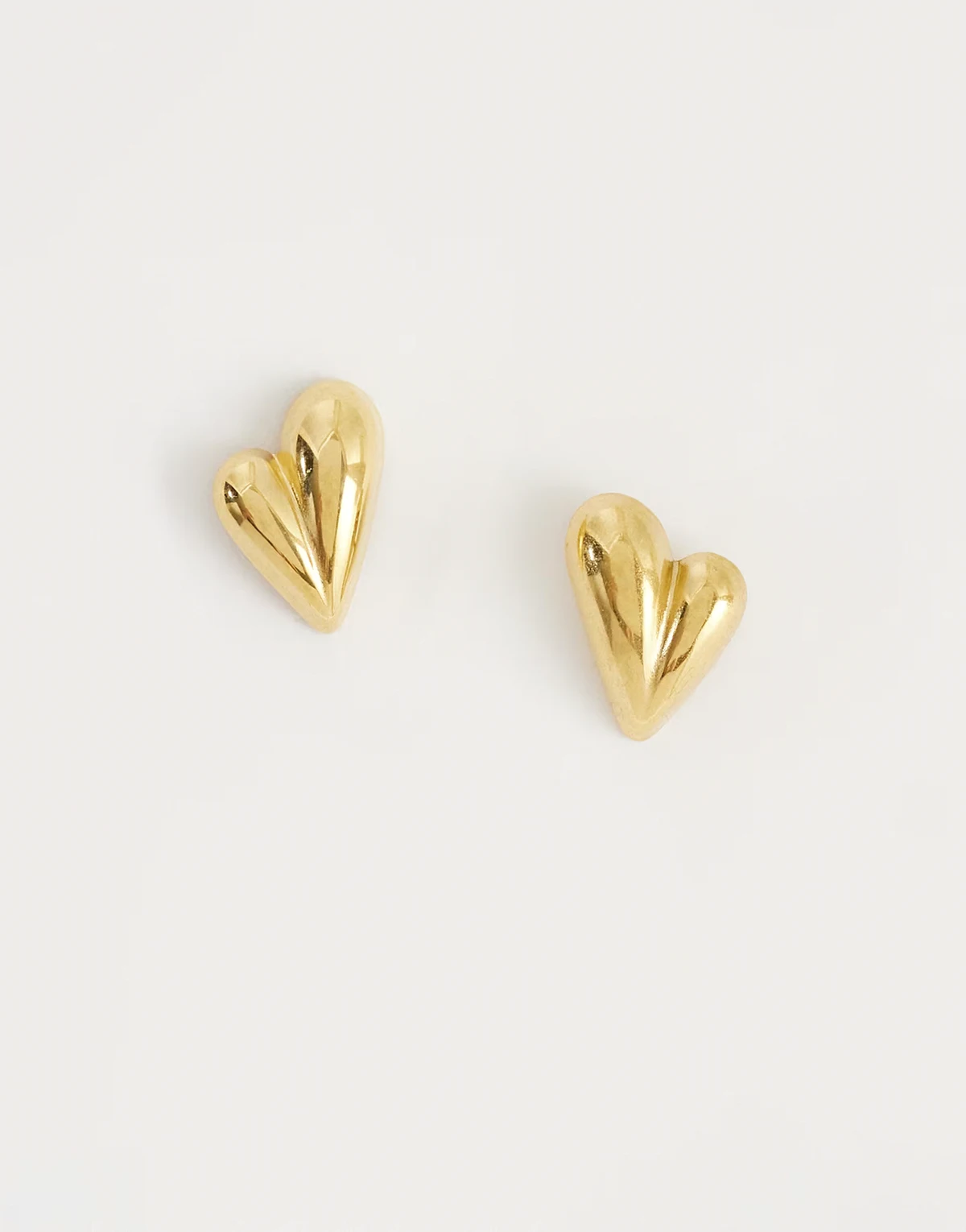 heart stud earrings in 18kt gold plated stainless steel
