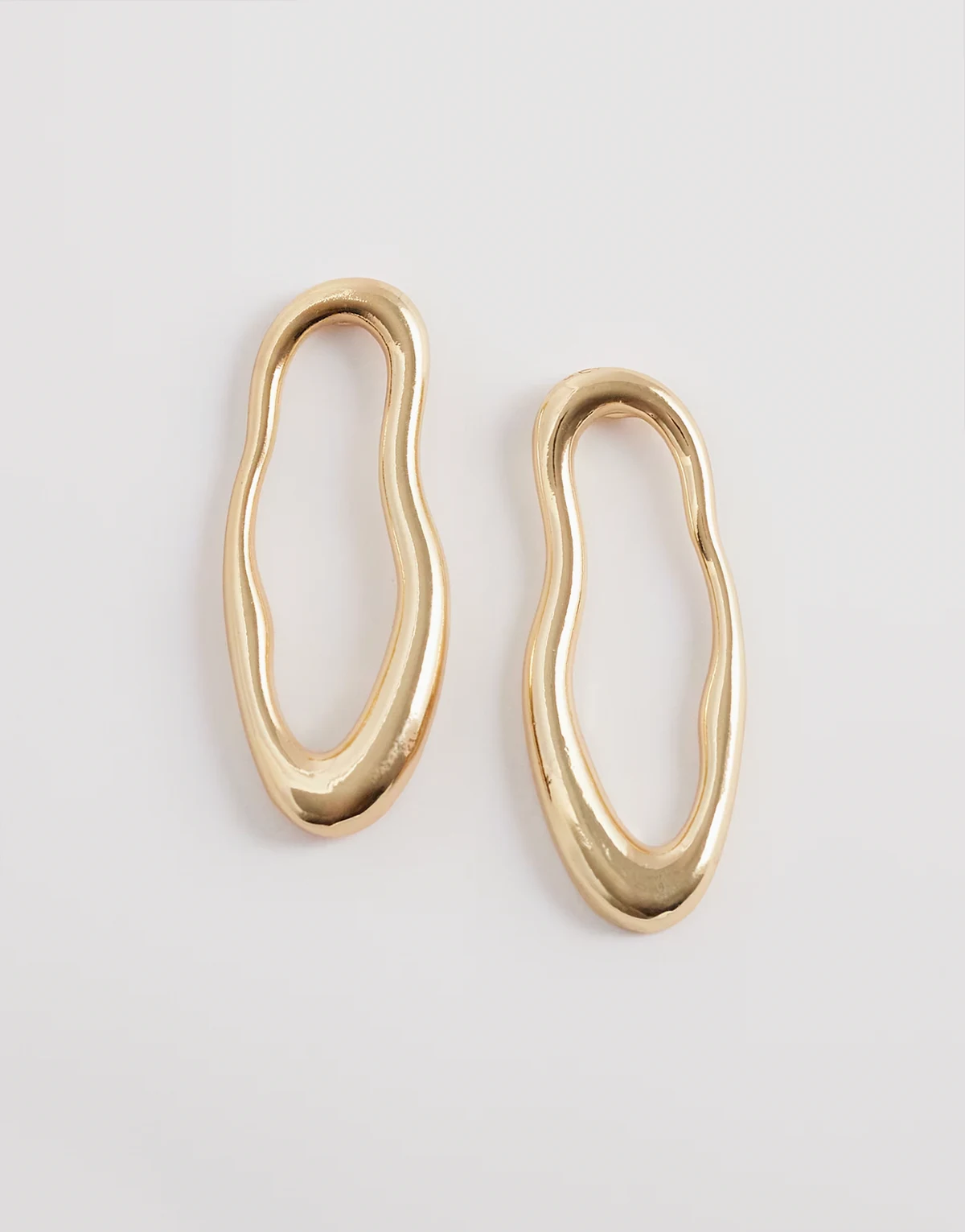 – Ohrstecker in Gold mit geschmolzenem Design