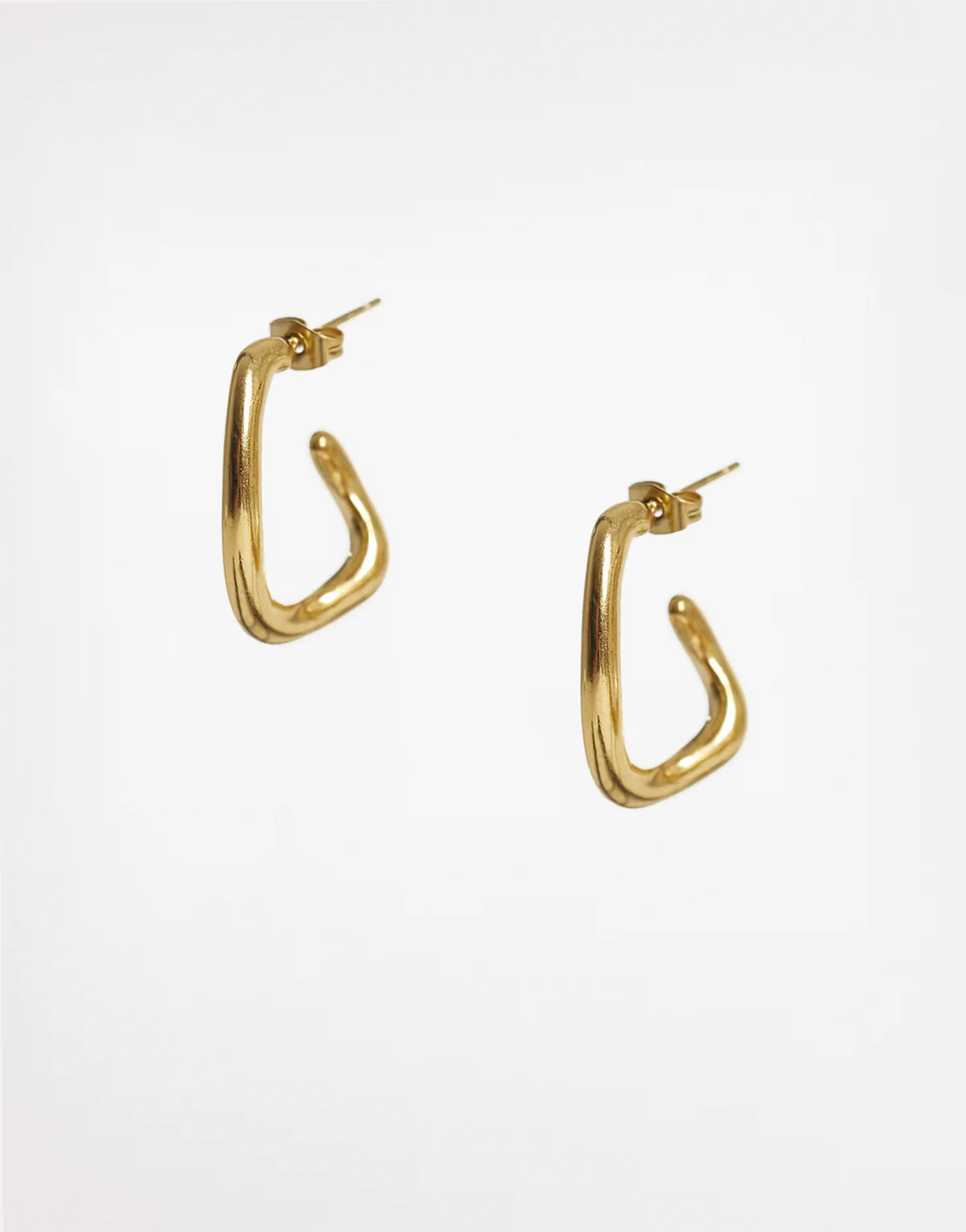 curved oval hoop earrings in 18kt gold plated stainless steel