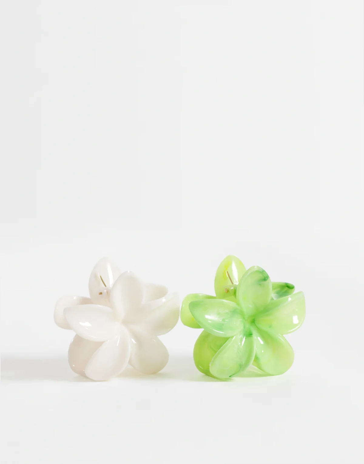 2-pack flower hair claw clips in white & green