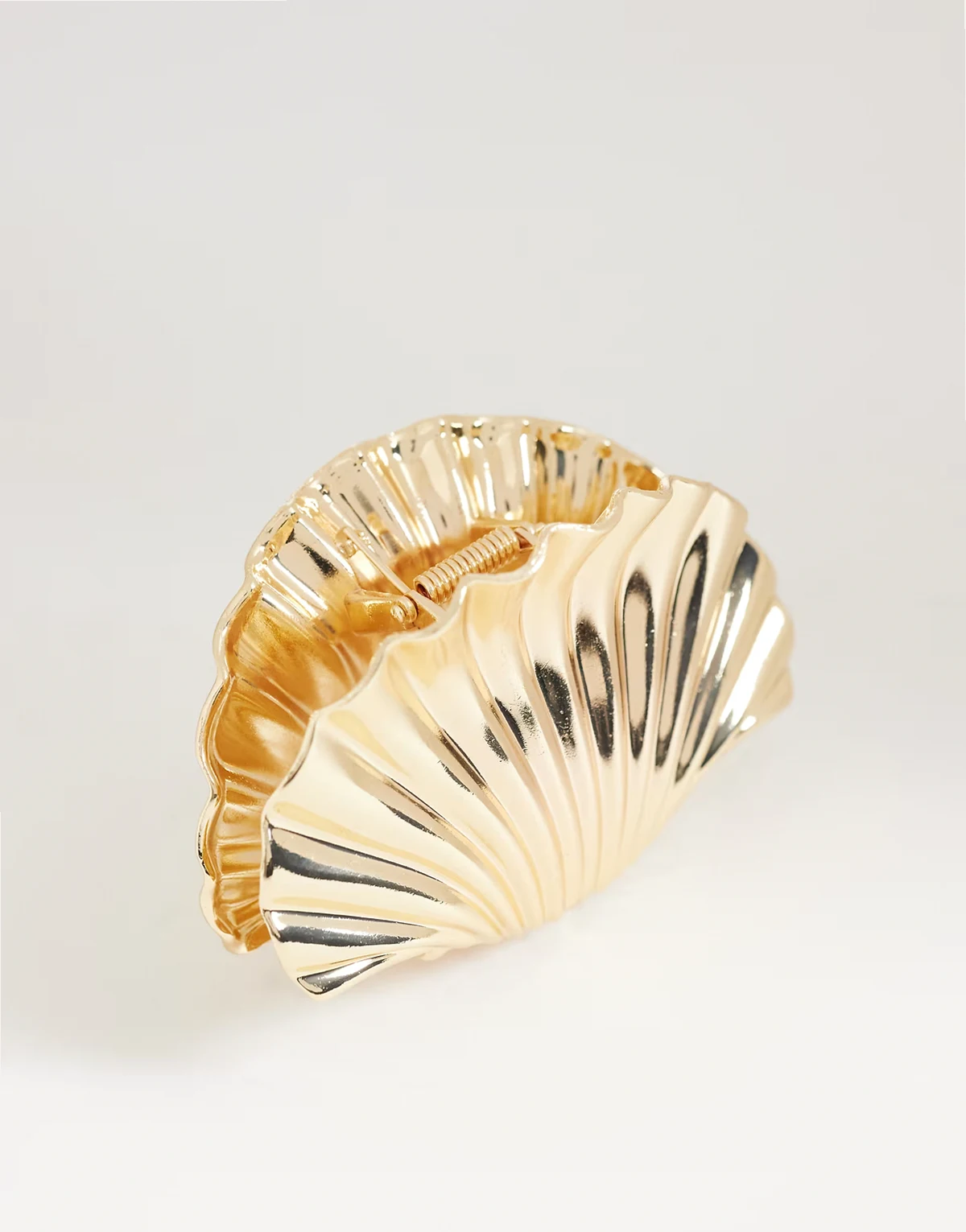 metal shell hair claw in gold tone