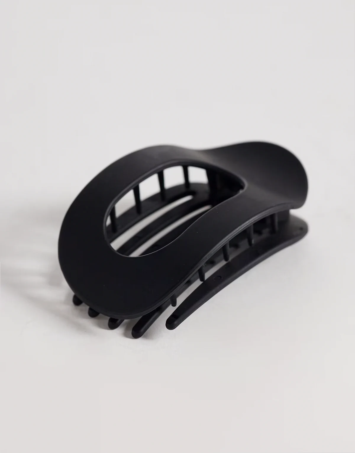 flat hair claw clip in black