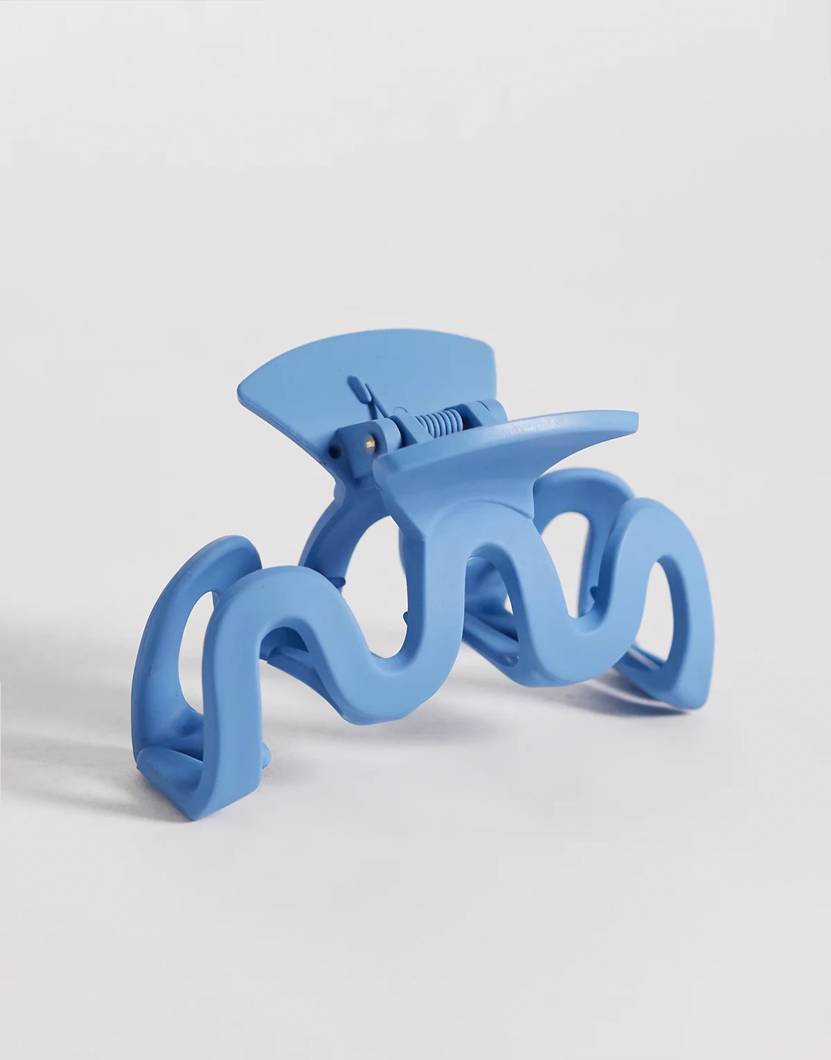 Wiggle matte hair claw clip in blue