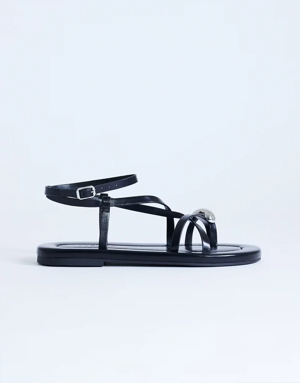– Sabrina – Flache Sandalen in Schwarz mit Metallelement an der Zehenpartie
