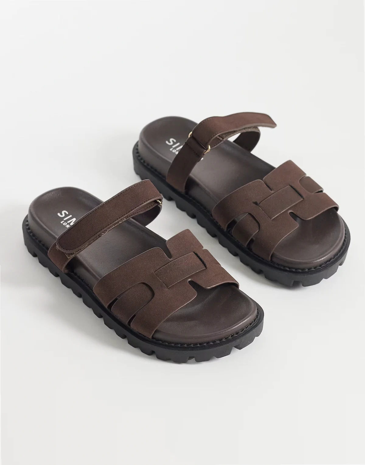 Simmi London – Adelle – Slider-Sandalen aus Nubuklederimitat in Braun mit dicker Sohle