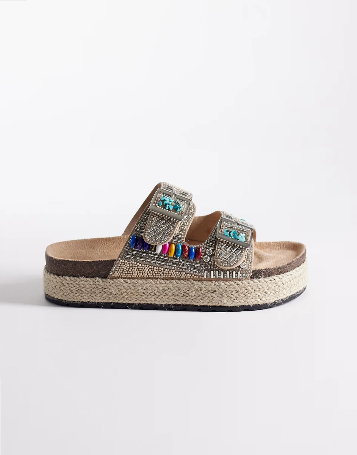 – Kaylum – Flache Sandalen in Beige mit Perlenverzierung