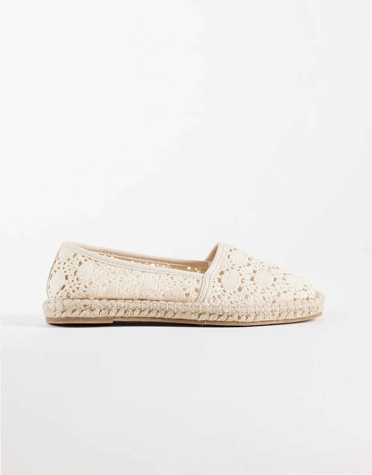 – Joyce – Espadrilles in weißer Häkeloptik mit geschlossener Zehenpartie