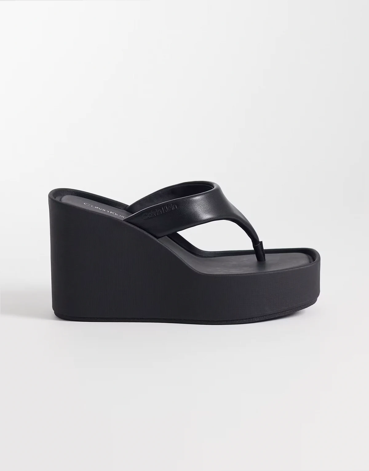 Jeans – Zehenstegsandalen aus Leder in Schwarz mit Keilabsatz