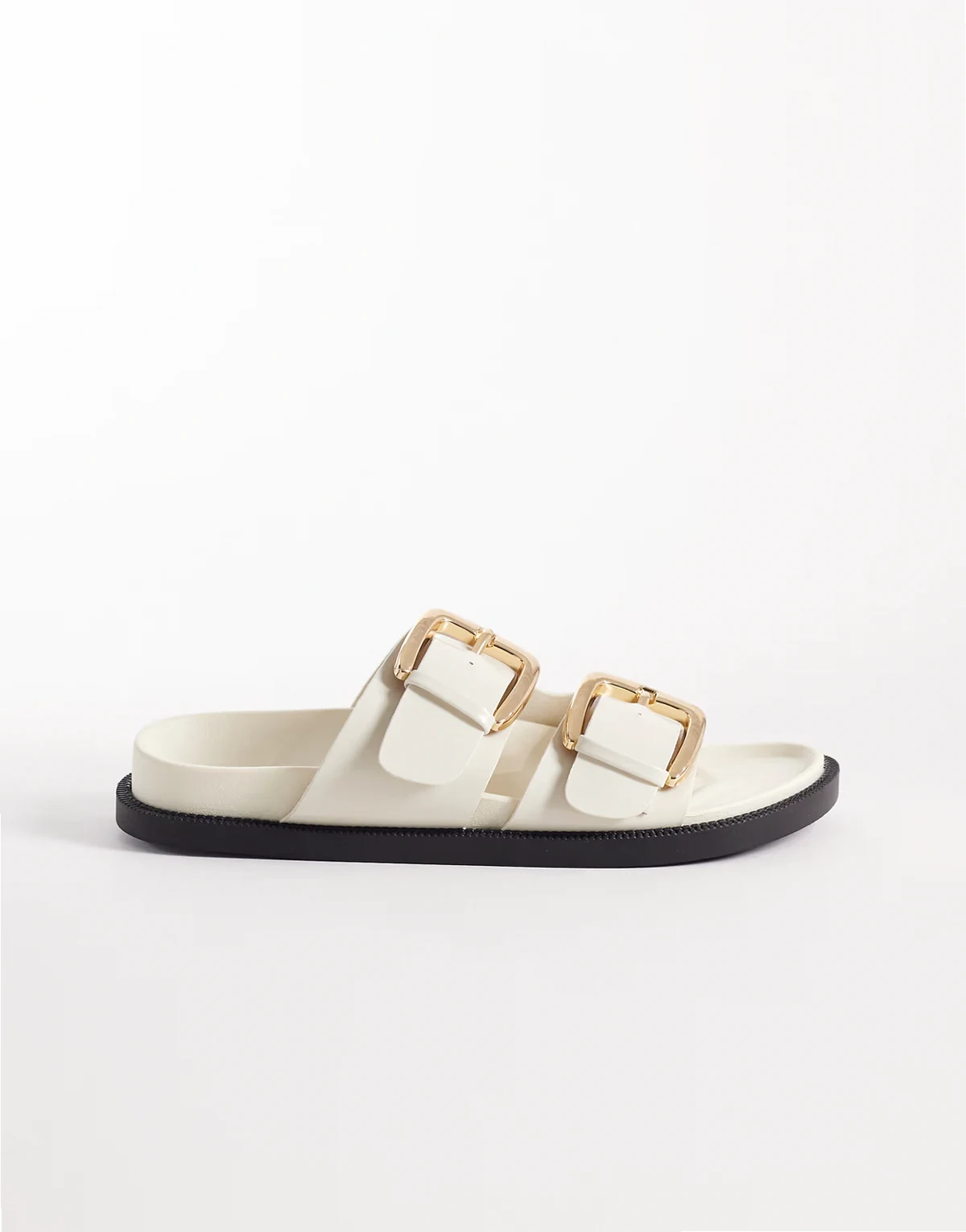 – Flache Sandalen in Knochenweiß mit zwei Schnallen