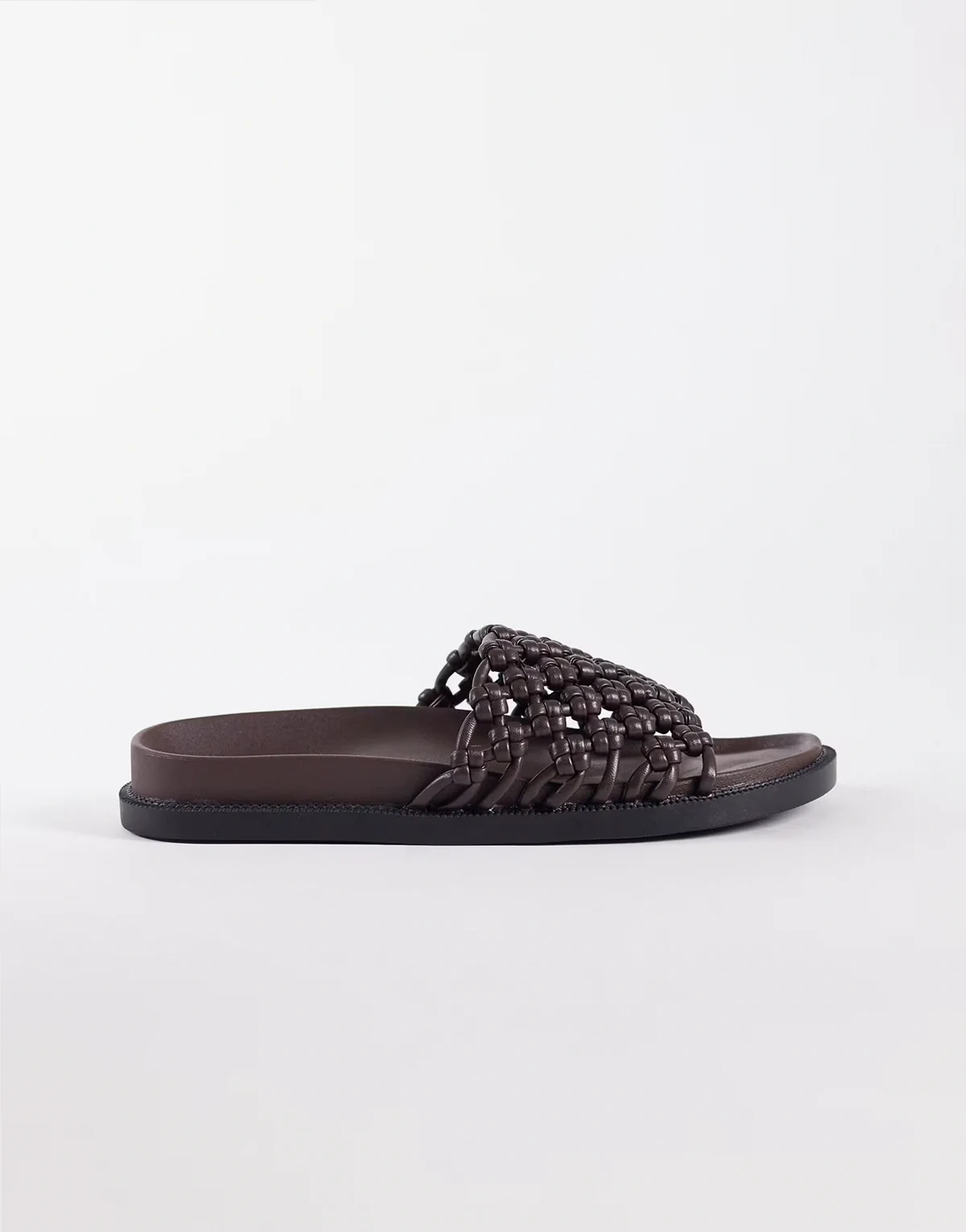 – Flache Sandalen in Braun mit gewebtem Design