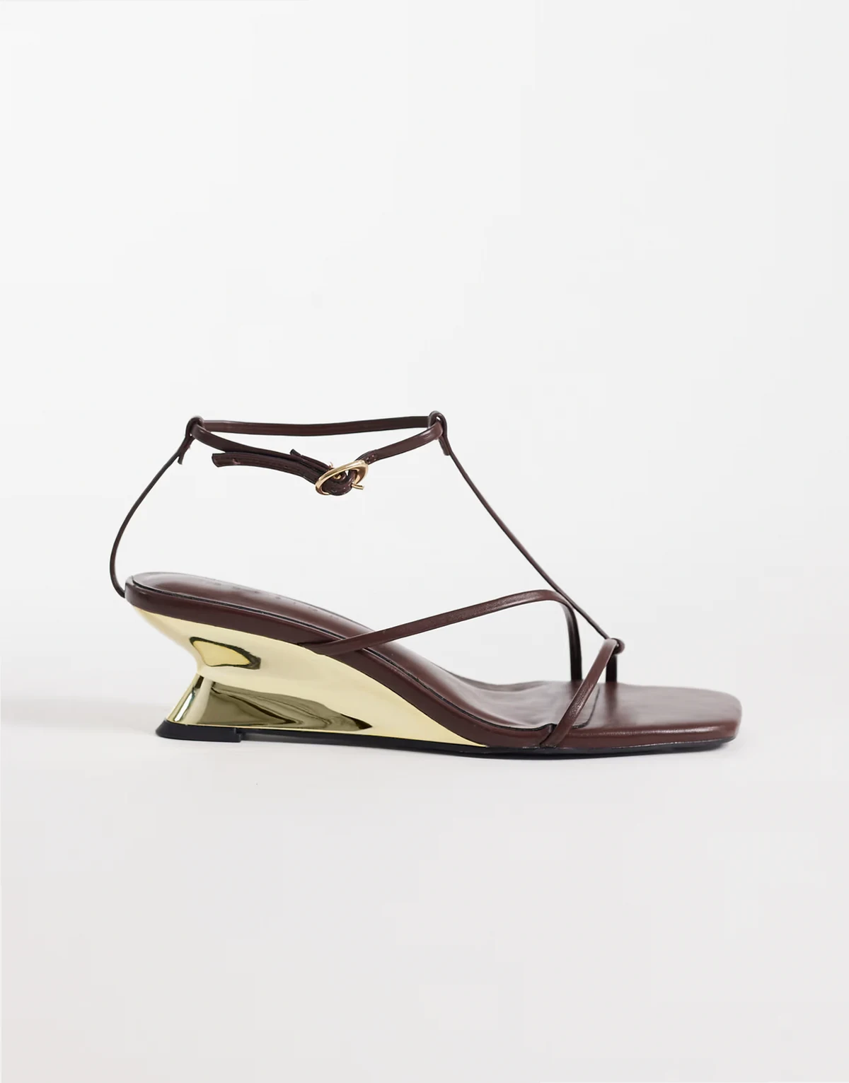 – Hightide – Minimalistische Riemchensandalen in Schokobraun mit metallisch beschichtetem Keilabsatz