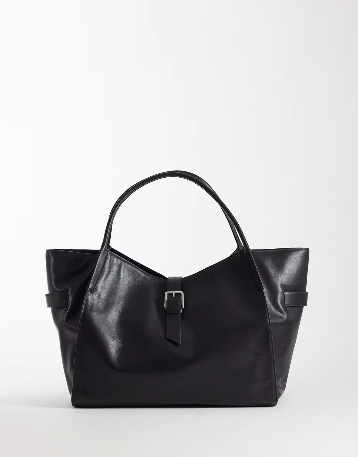 100% leather oversized city bag in black