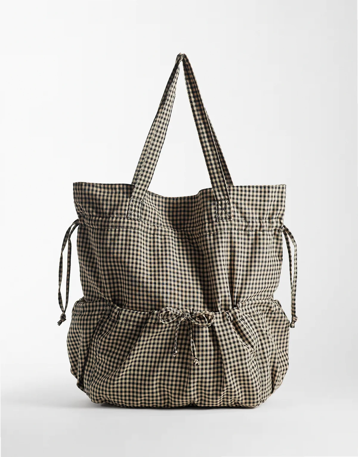 ruched pocket tote bag in mono gingham