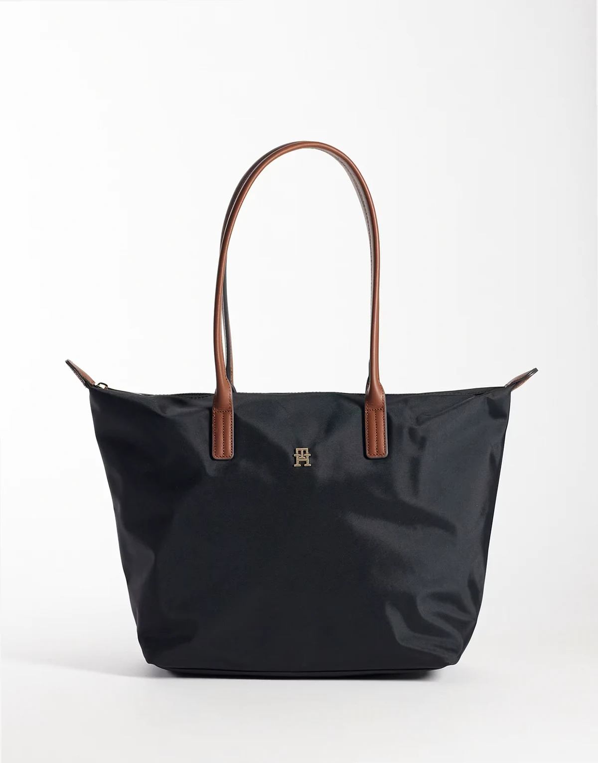 essential medium shoulder bag in black