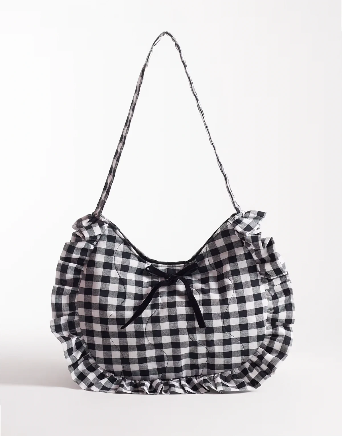 – Schultertasche mit schwarzem Vichy-Karomuster und Rüschen