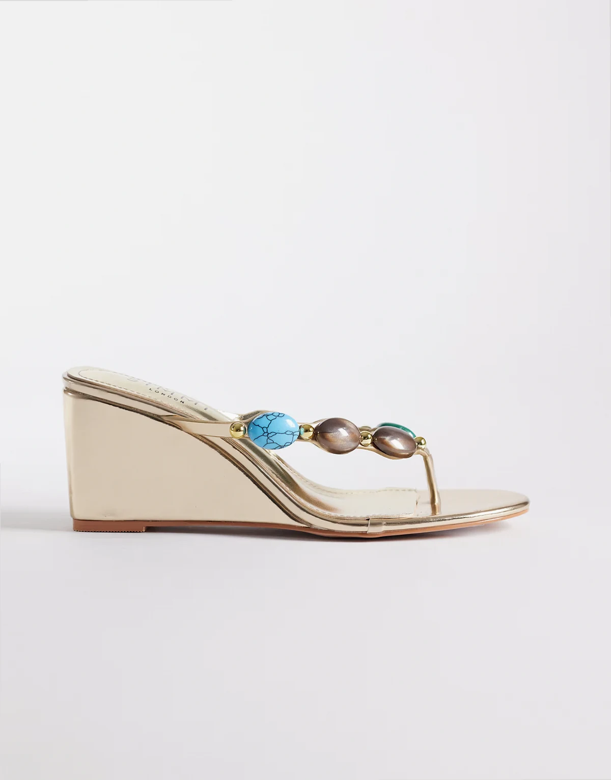 Simmi London – Immy – Zehenstegsandalen in Gold mit Keilabsatz und Schmucksteindetail
