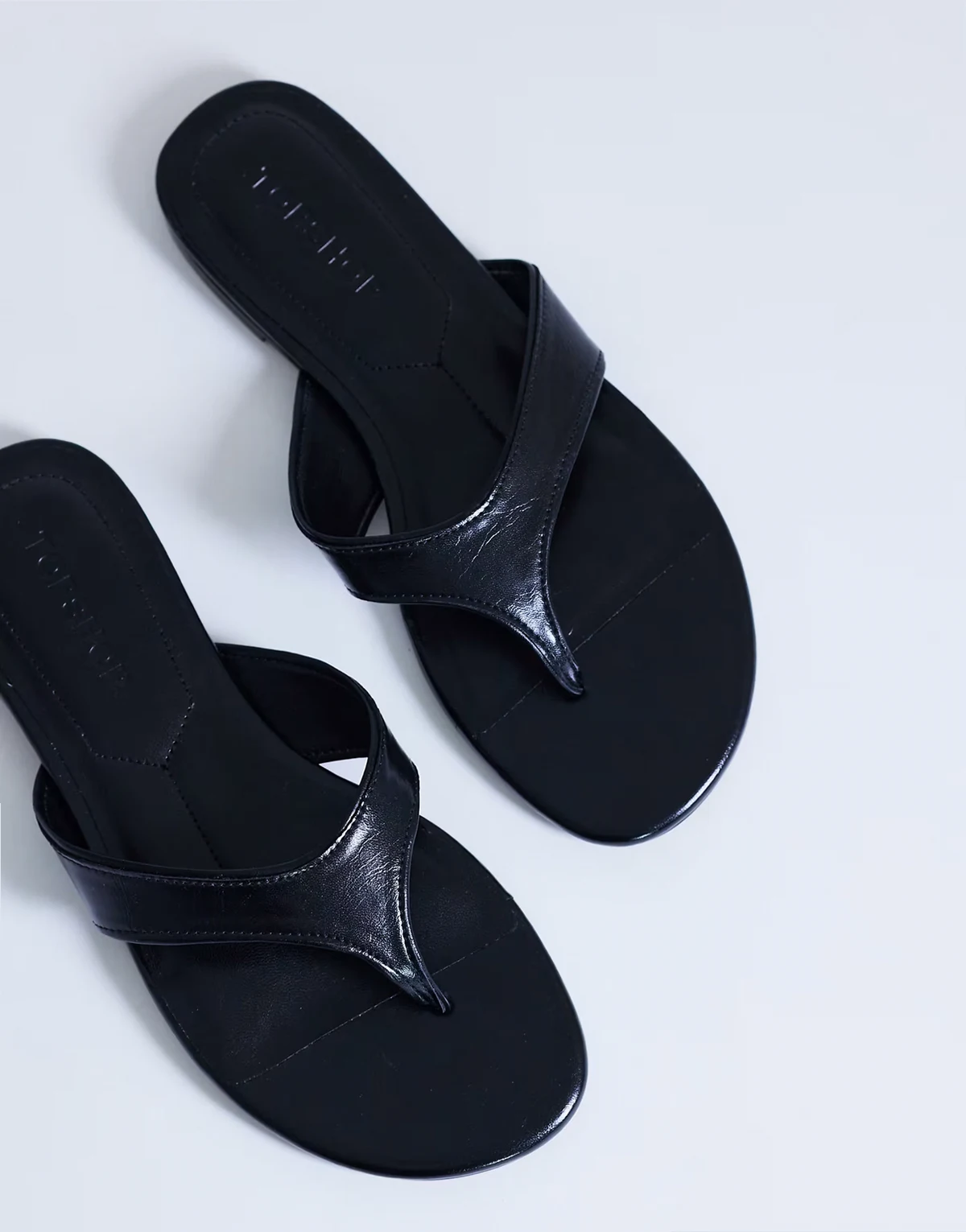 – Sisi – Flache Zehenstegsandalen in Schwarz