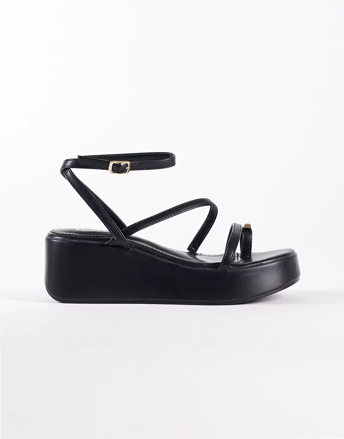 – Adaluna – Sandalen in Schwarz mit Zehenring und Keilabsatz
