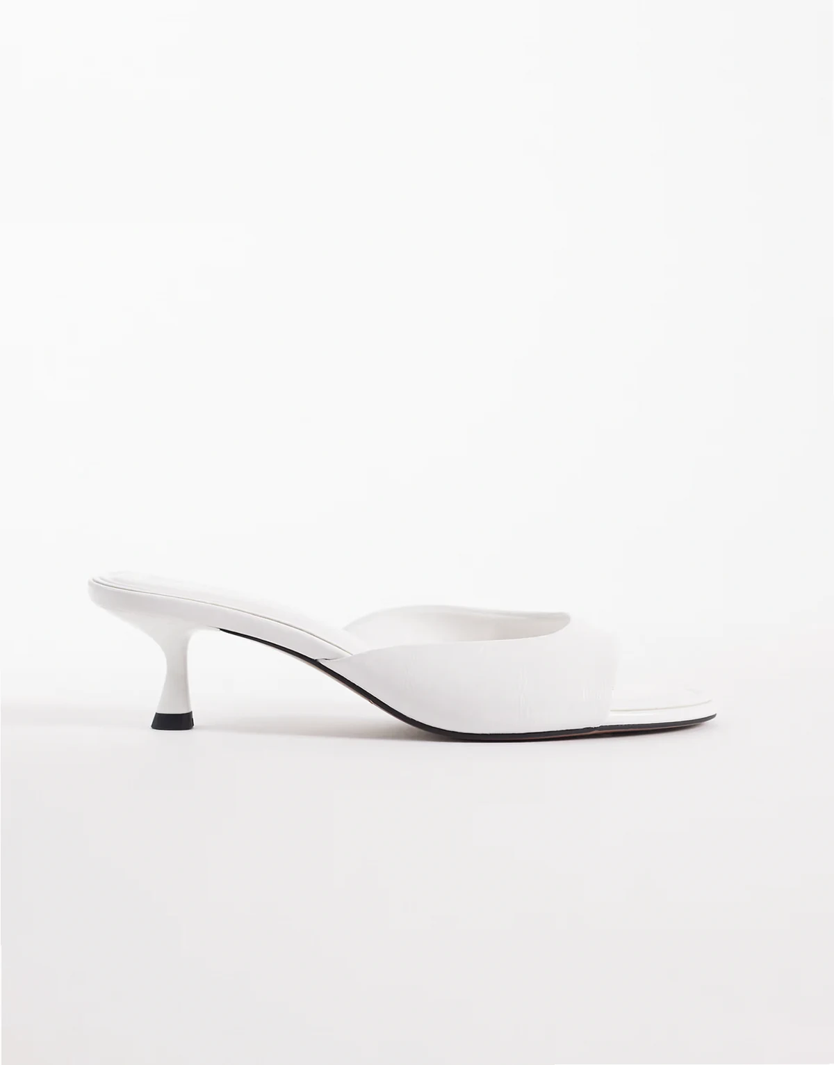 Wide Fit – High-Five – Mules in Weiß mit Kitten-Absatz, weite Passform
