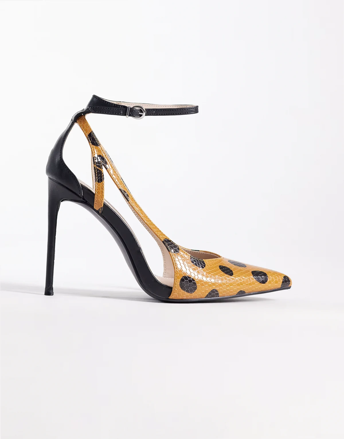 Allegedly pointed toe pumps in black cheetah