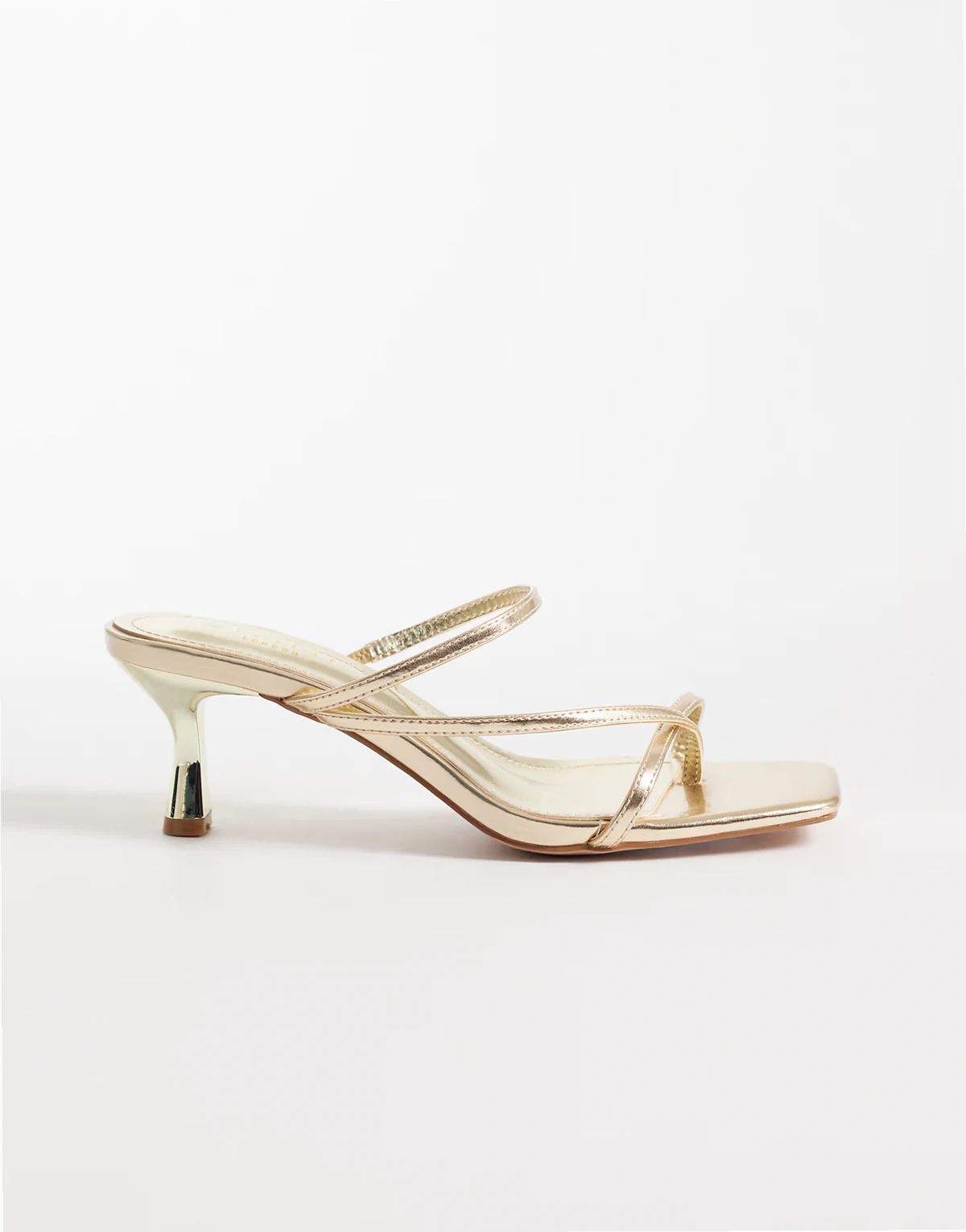 SIMMI London Wide Fit – Zarah – Mules-Sandalen in Gold mit Kitten Heel