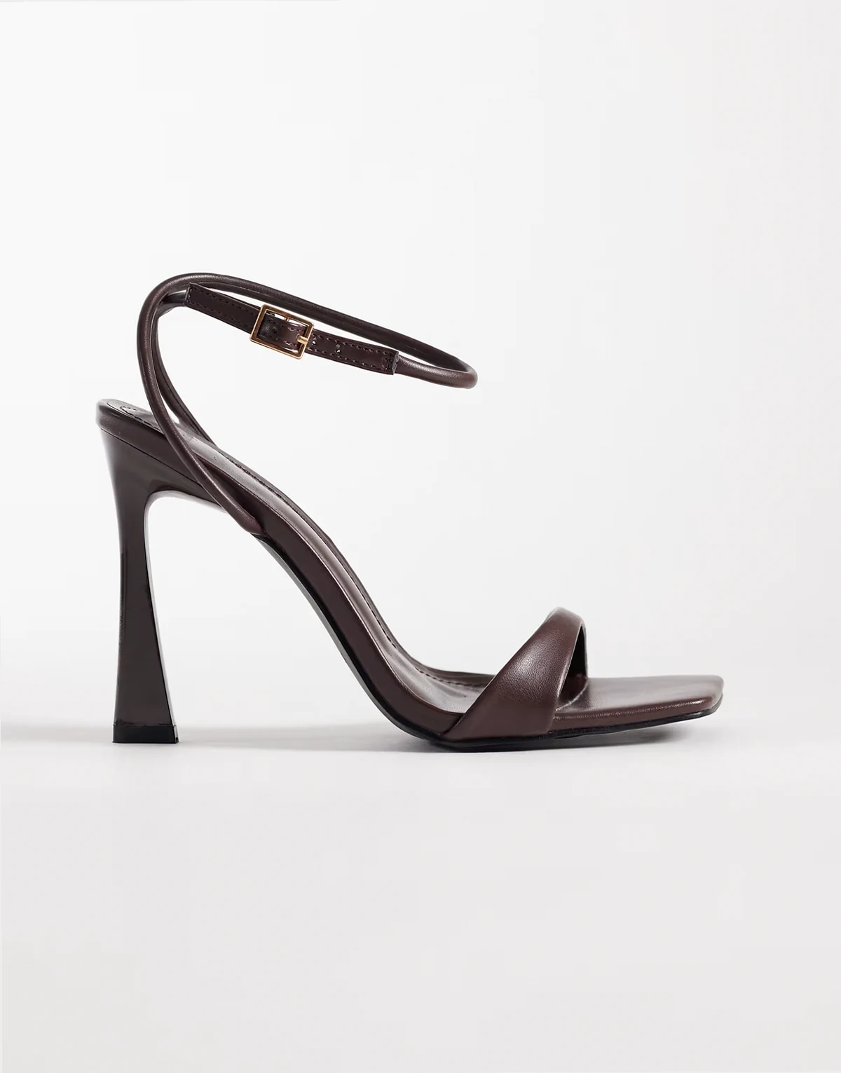 Simmi London Wide Fit – Kareena – Filigrane Sandaletten in Schokobraun