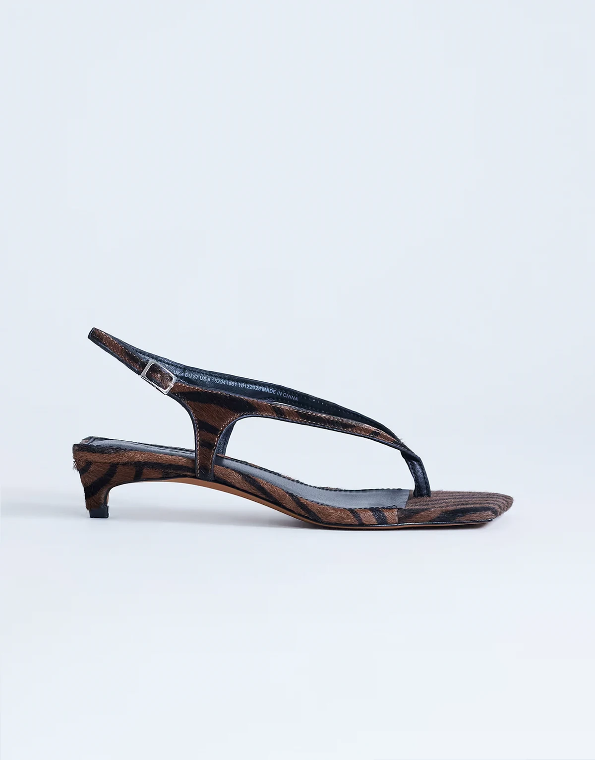 – Sunshine – Zehenstegsandalen aus echtem Leder mit Fellbesatz im braunem Zebramuster und mittelhohem Absatz