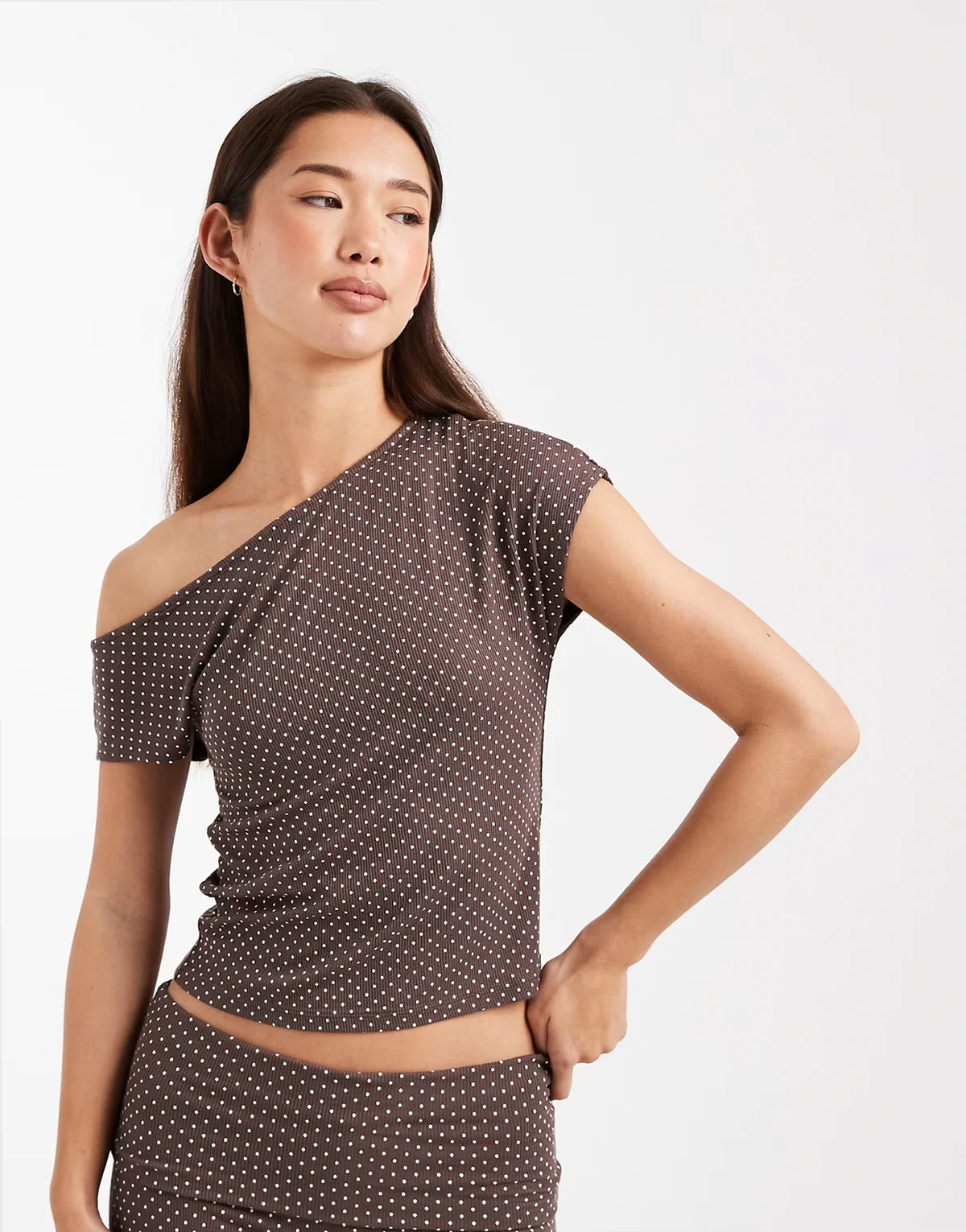 sleep recovery relaxed off the shoulder top in deep taupe polka dots