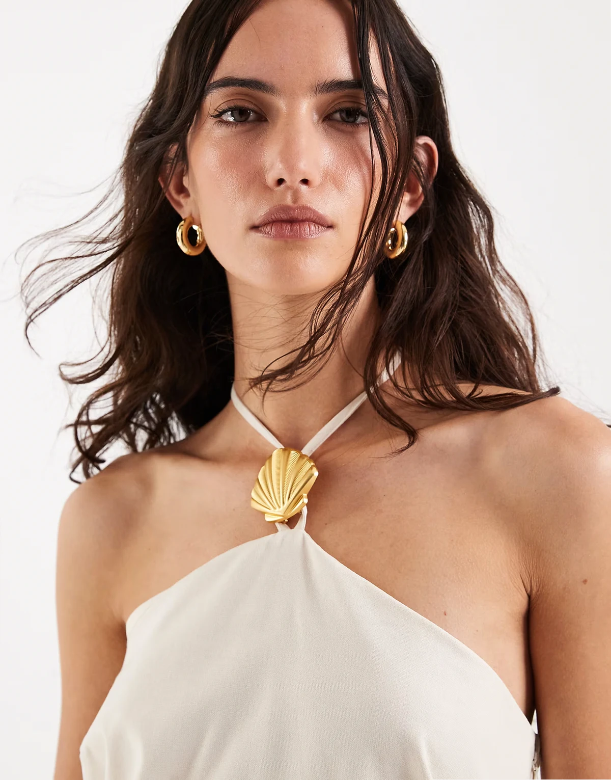 4& Reckless – Strand-Etuikleid aus Leinenmix in Beige mit Neckholder und goldfarbenem Metalldetail