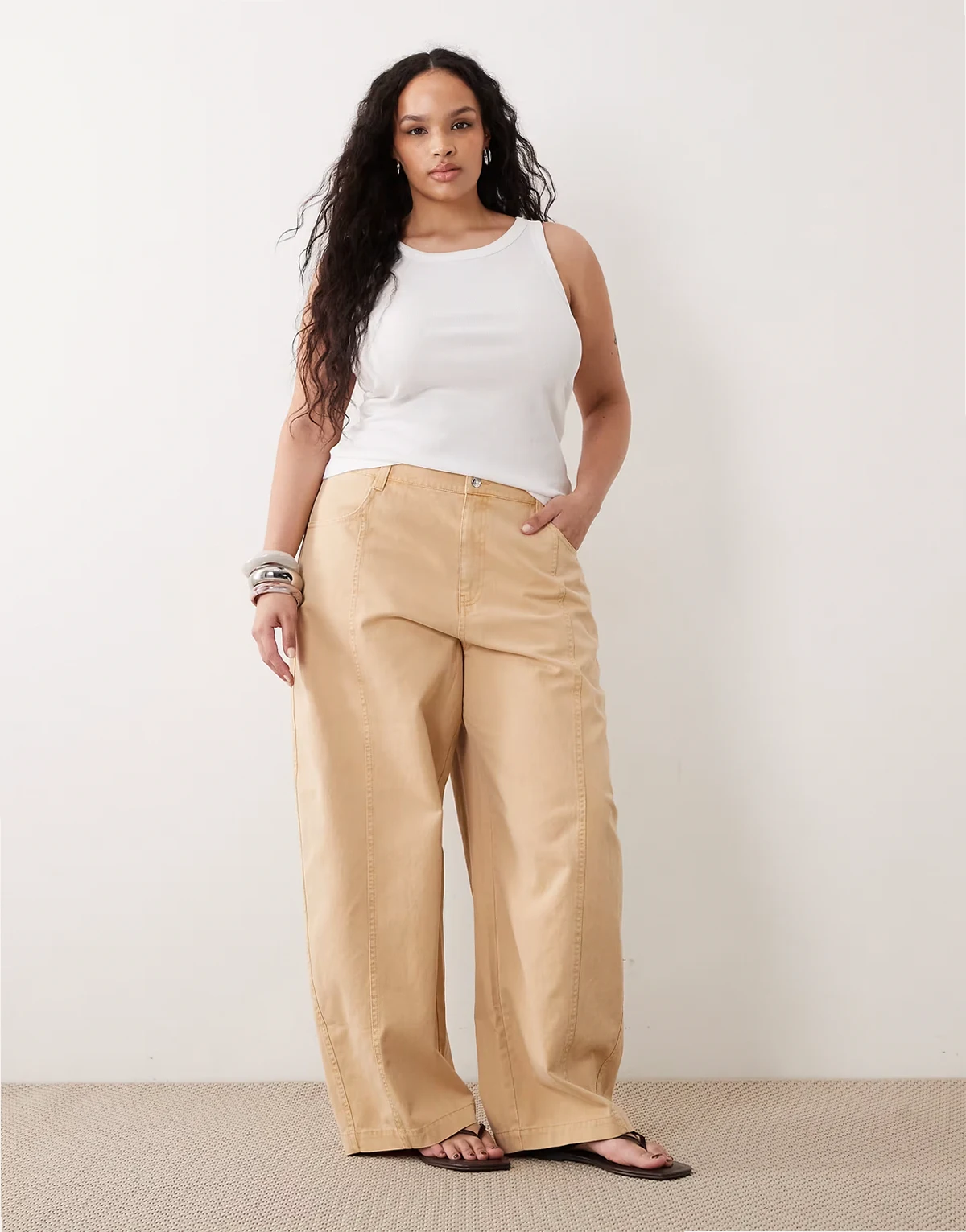 ASOS DESIGN Curve – Jasnobrązowe spodnie z baryłkowymi nogawkami