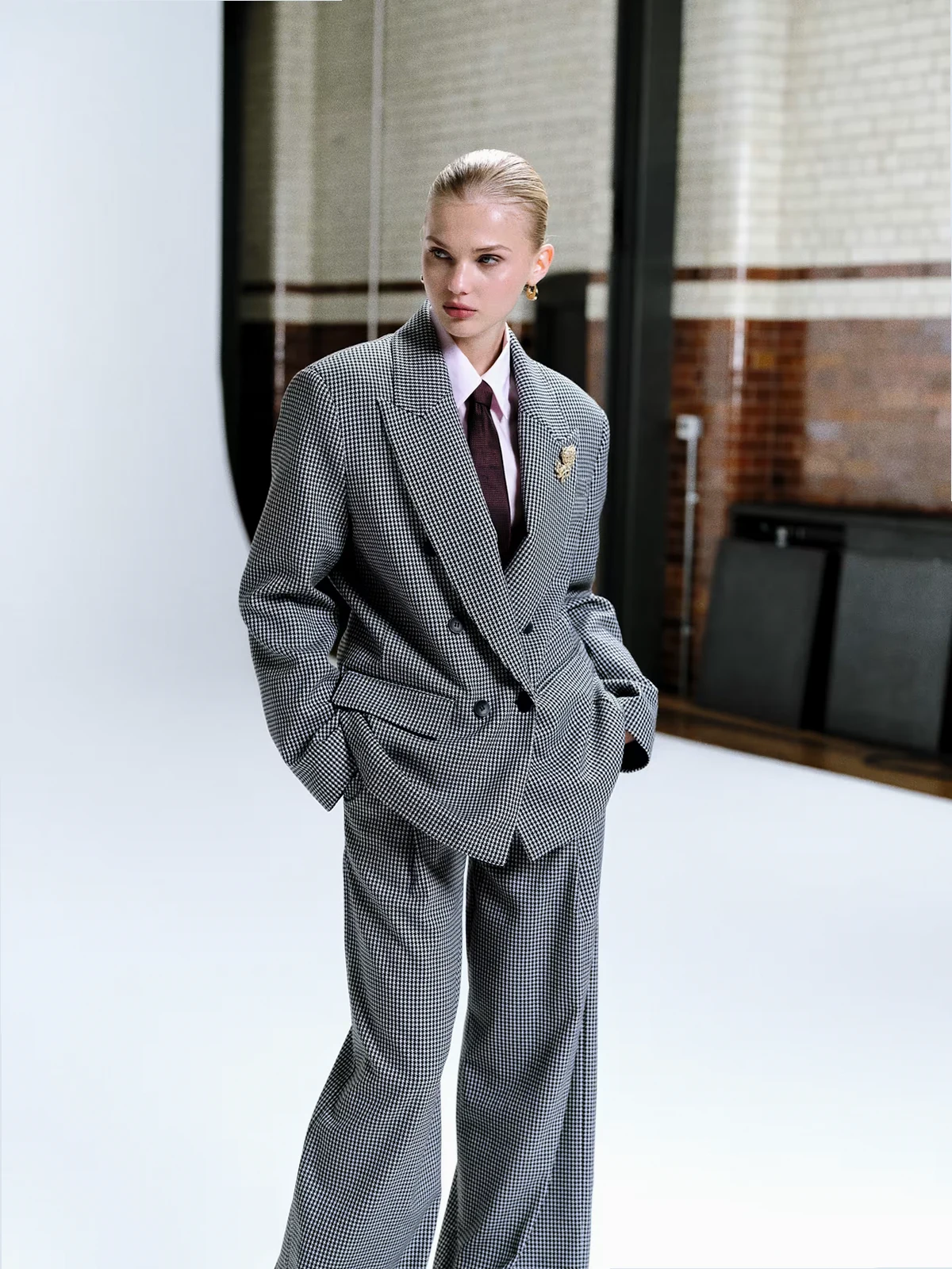 power shoulder double breasted blazer in houndstooth