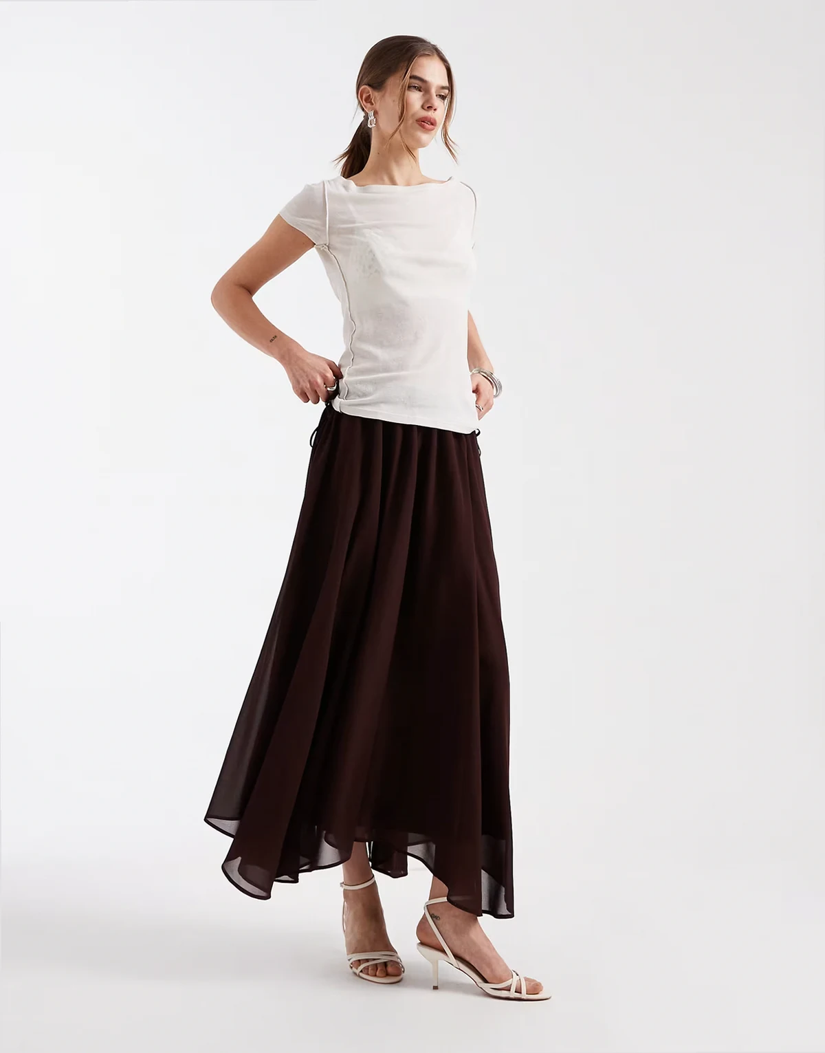 – Maxirock aus Chiffon in Schokobraun mit gerafftem Bindedetail an der Taille und asymmetrischem Saum