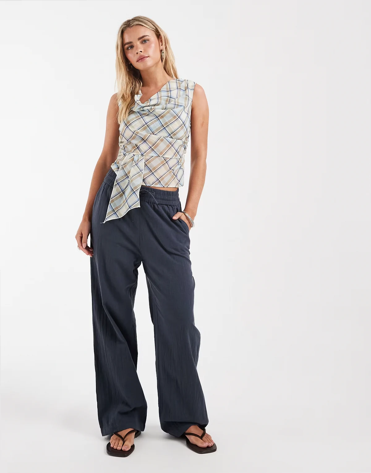 – Weit geschnittene Hose in verwaschenem Marineblau mit Leinenoptik
