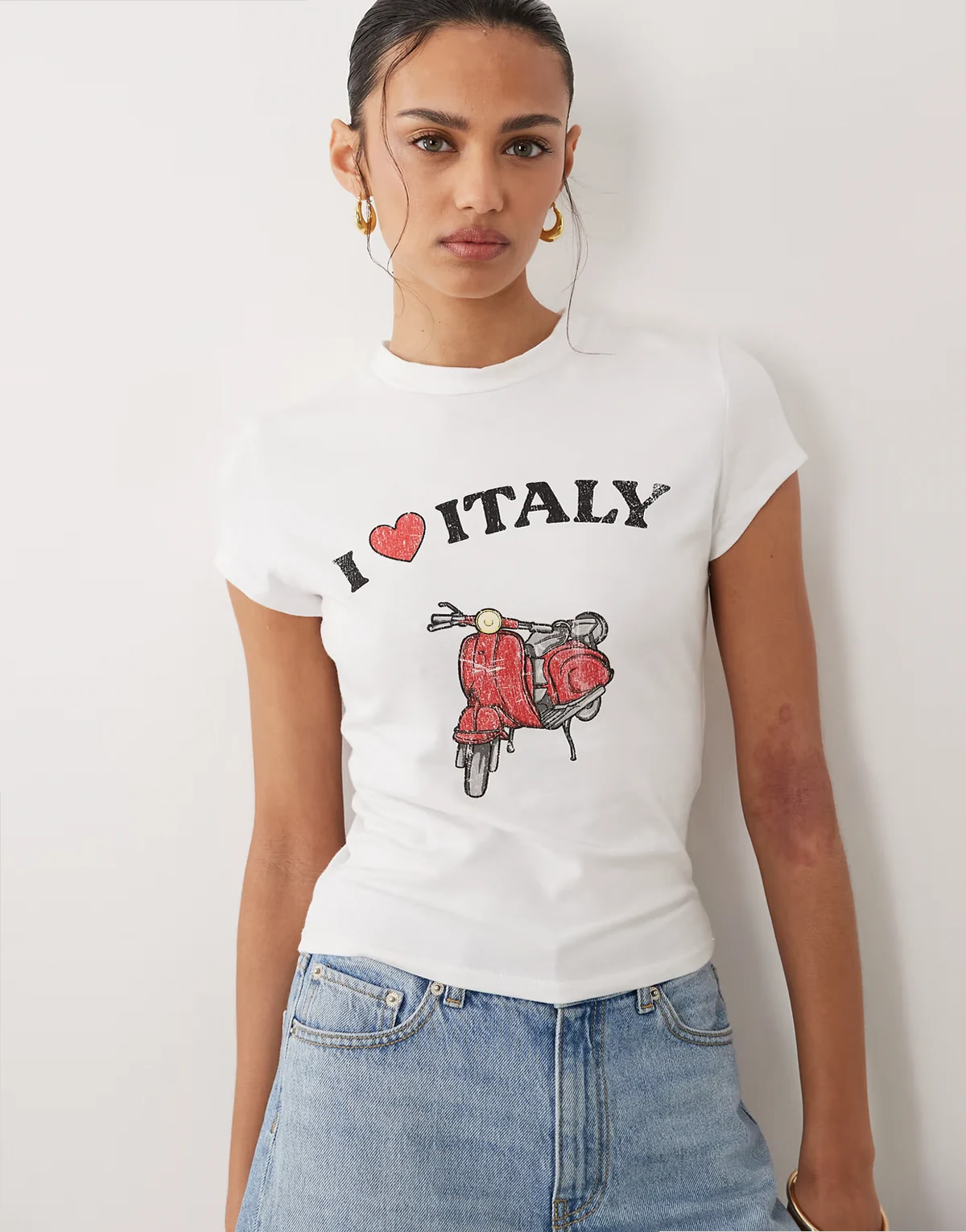 – Kurzärmliges, knapp geschnittenes Oberteil in Weiß mit „I love Italy“-Print