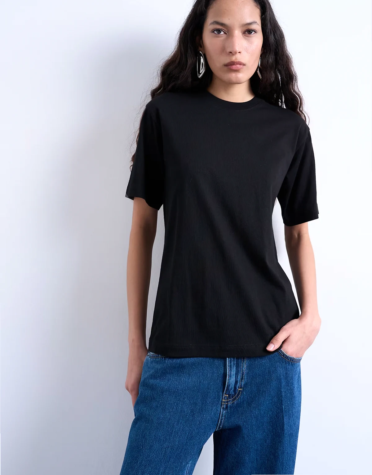 – Czarny klasyczny T-shirt